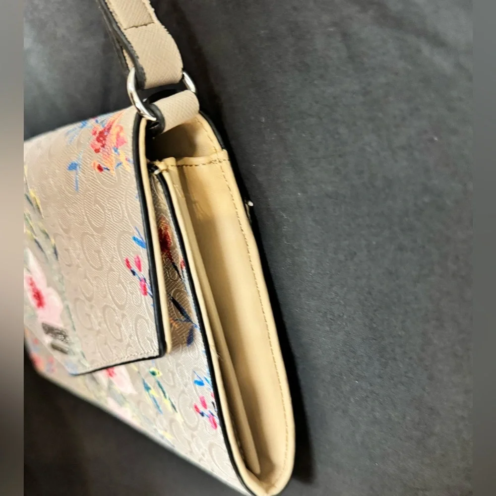 Guess Floral Crossbody Purse - Excellent Condition - Picture 12 of 12
